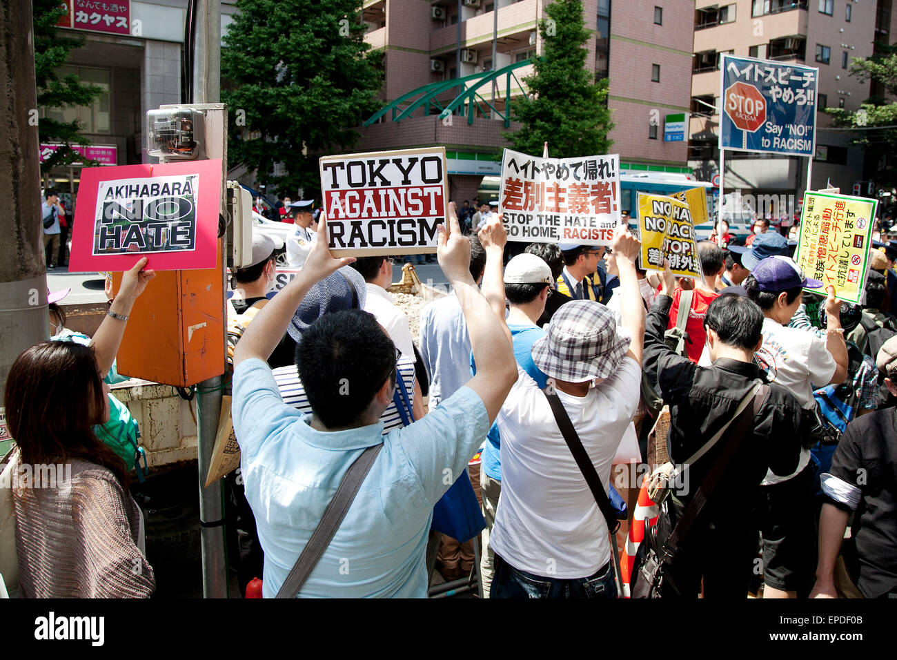 Tokyo, Giappone. Il 17 maggio 2015. Anti-razzisti scontro con i membri della NPO Houjin Gaikokujin Hanzai Tsuiho Annulla (Movimento per eliminare i reati commessi da stranieri) nel distretto di Akihabara, 17 maggio 2015, Tokyo, Giappone. Più di un centinaio di anti-razzisti hanno protestato contro un rally dall'ala destra NPO tenutasi il 17 maggio intorno all'Akihabara strade. Credito: Aflo Co. Ltd./Alamy Live News Foto Stock