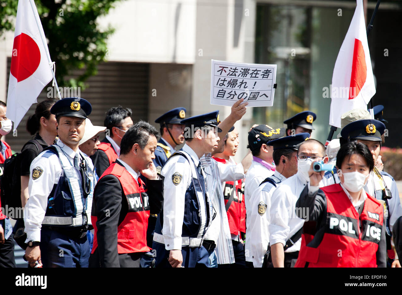 Tokyo, Giappone. Il 17 maggio 2015. Supporto di polizia di guardia ai membri della NPO Houjin Gaikokujin Hanzai Tsuiho Annulla (Movimento per eliminare i reati commessi da stranieri) nel distretto di Akihabara, 17 maggio 2015, Tokyo, Giappone. Più di un centinaio di anti-razzisti hanno protestato contro un rally dall'ala destra NPO tenutasi il 17 maggio intorno all'Akihabara strade. Credito: Aflo Co. Ltd./Alamy Live News Foto Stock