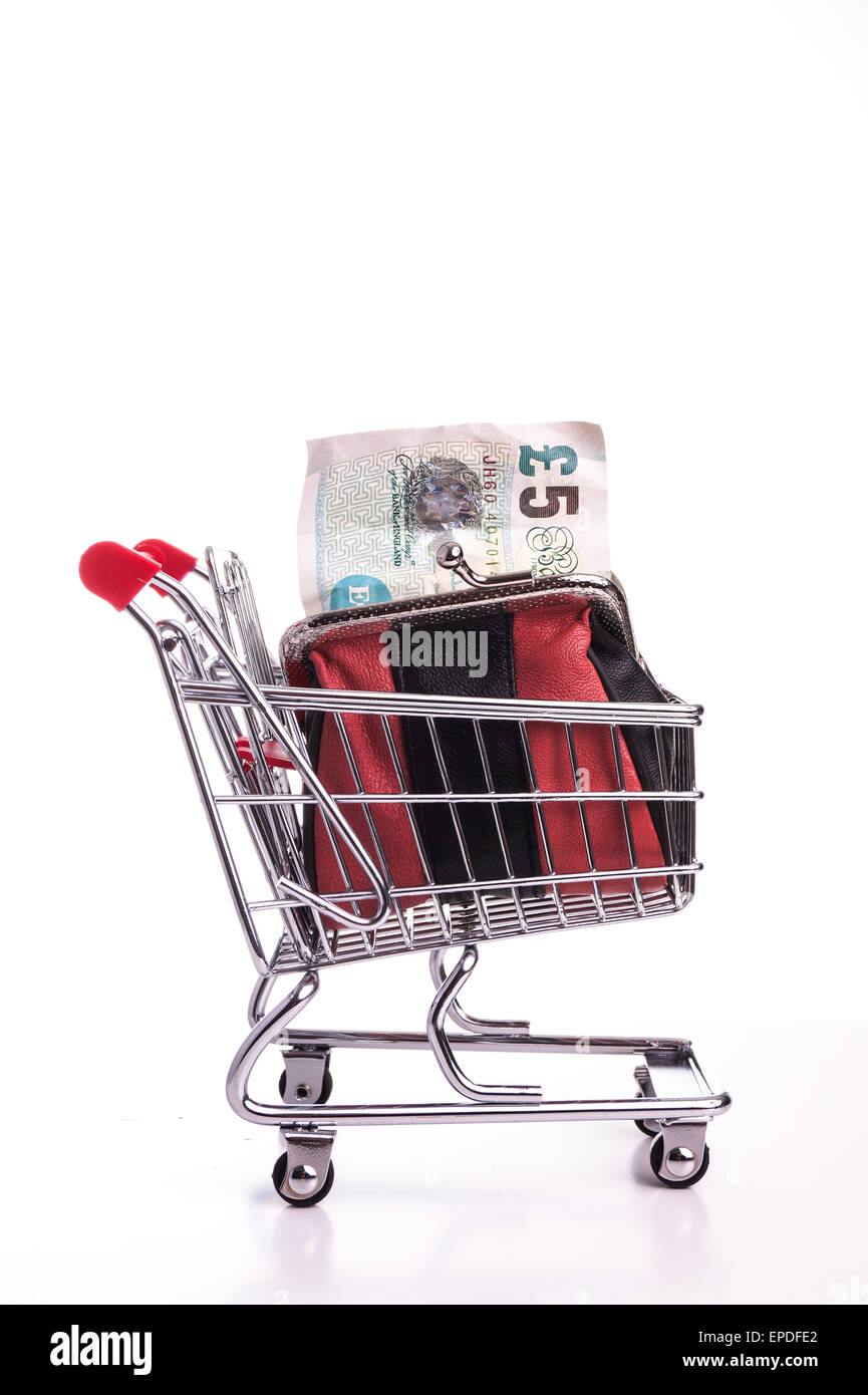 Carrello spesa e denaro, portando a casa la pancetta Foto Stock