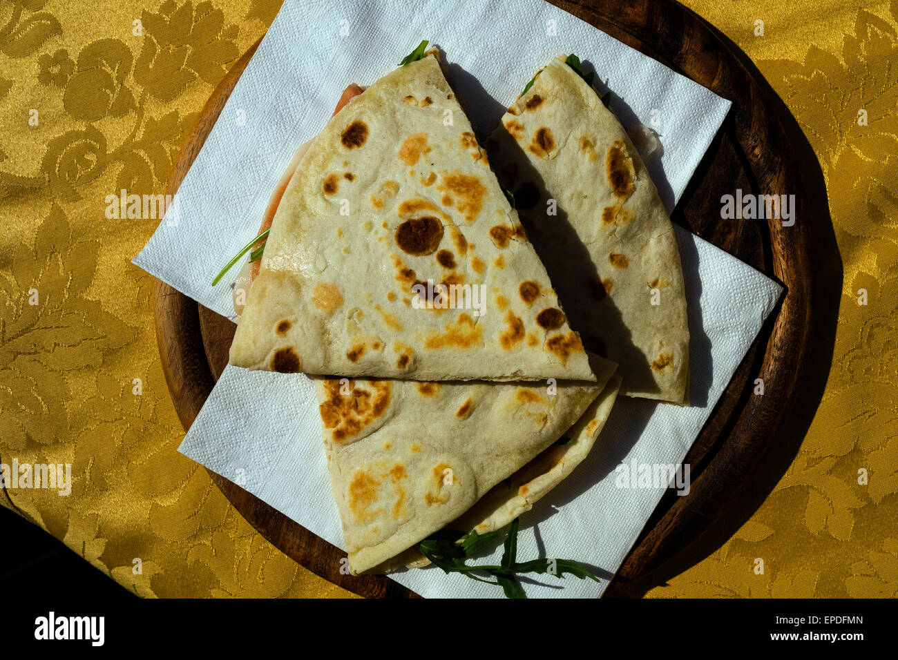 Flatbread panino su un tagliere di legno in un tradizionale ristorante bulgaro Foto Stock