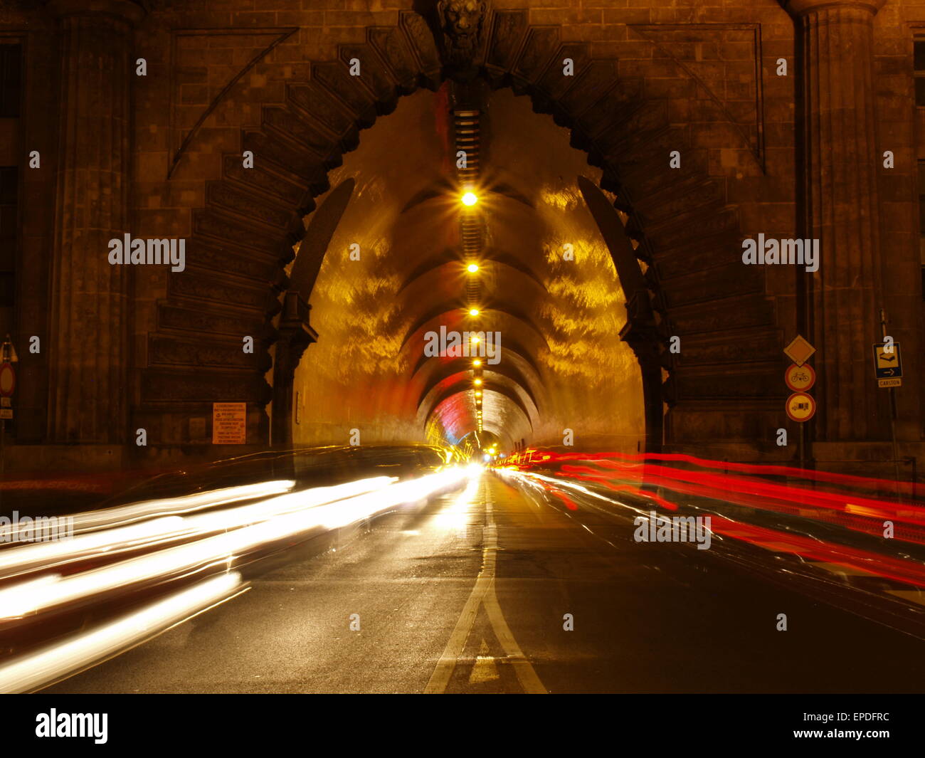 L'uscita di un tunnel con auto Foto Stock