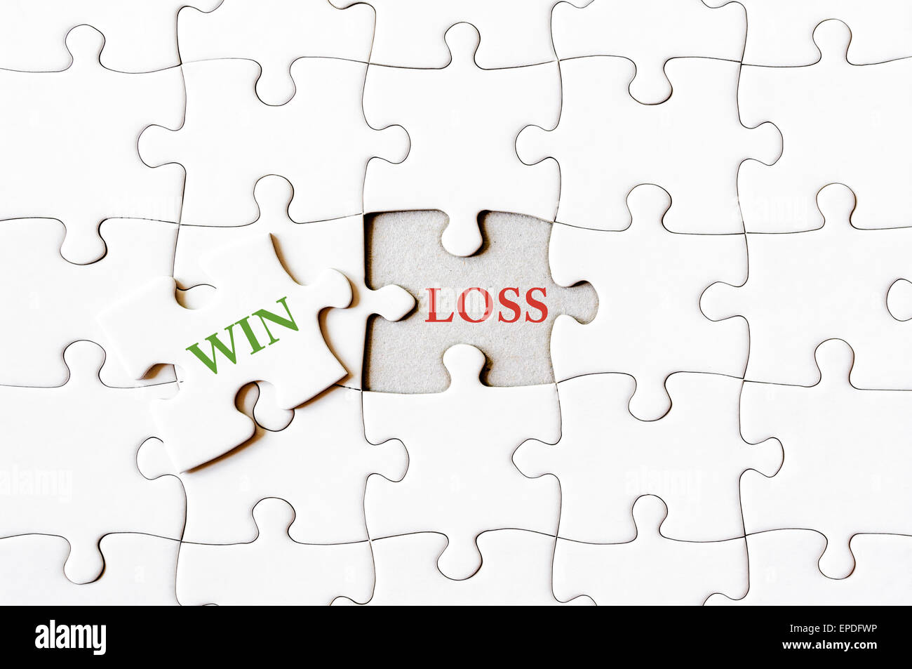 Manca puzzle pezzo con word WIN, che copre la perdita di testo. Il concetto di Business immagine per completare l'ultimo pezzo di puzzle. Foto Stock