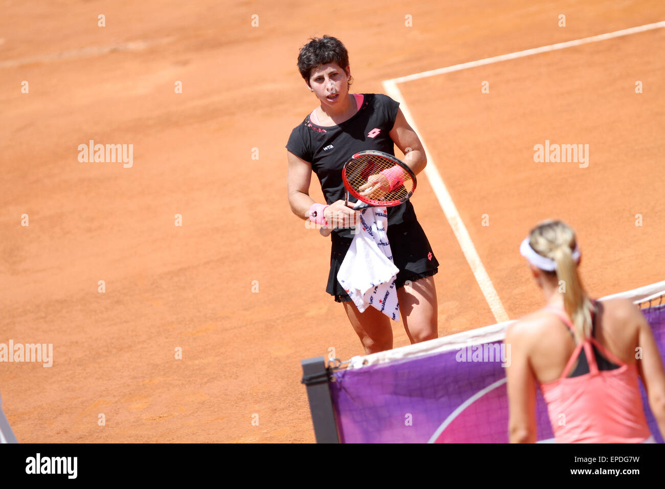 Roma, Italia. Il 17 maggio 2015. Carla Suarez Navarro di spagna si presenta Maria Sharapova della Russia durante le singole di partita finale WTA Open di tennis del torneo al Foro Italico, il 17 maggio 2015 a Roma. Foto Stock