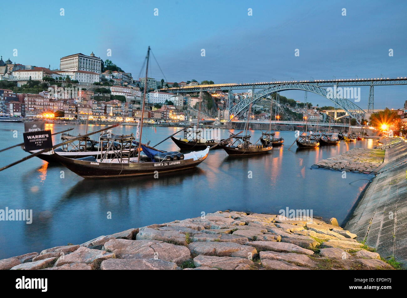Vino barche sul fiume Douro, Porto, Portogallo Foto Stock
