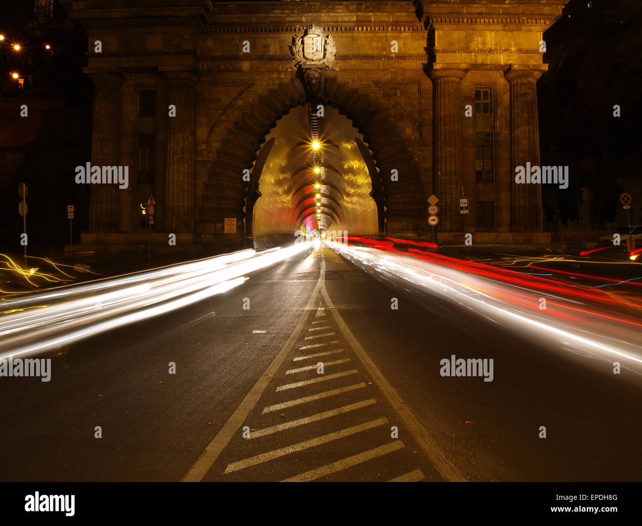 L'uscita di un tunnel con auto Foto Stock