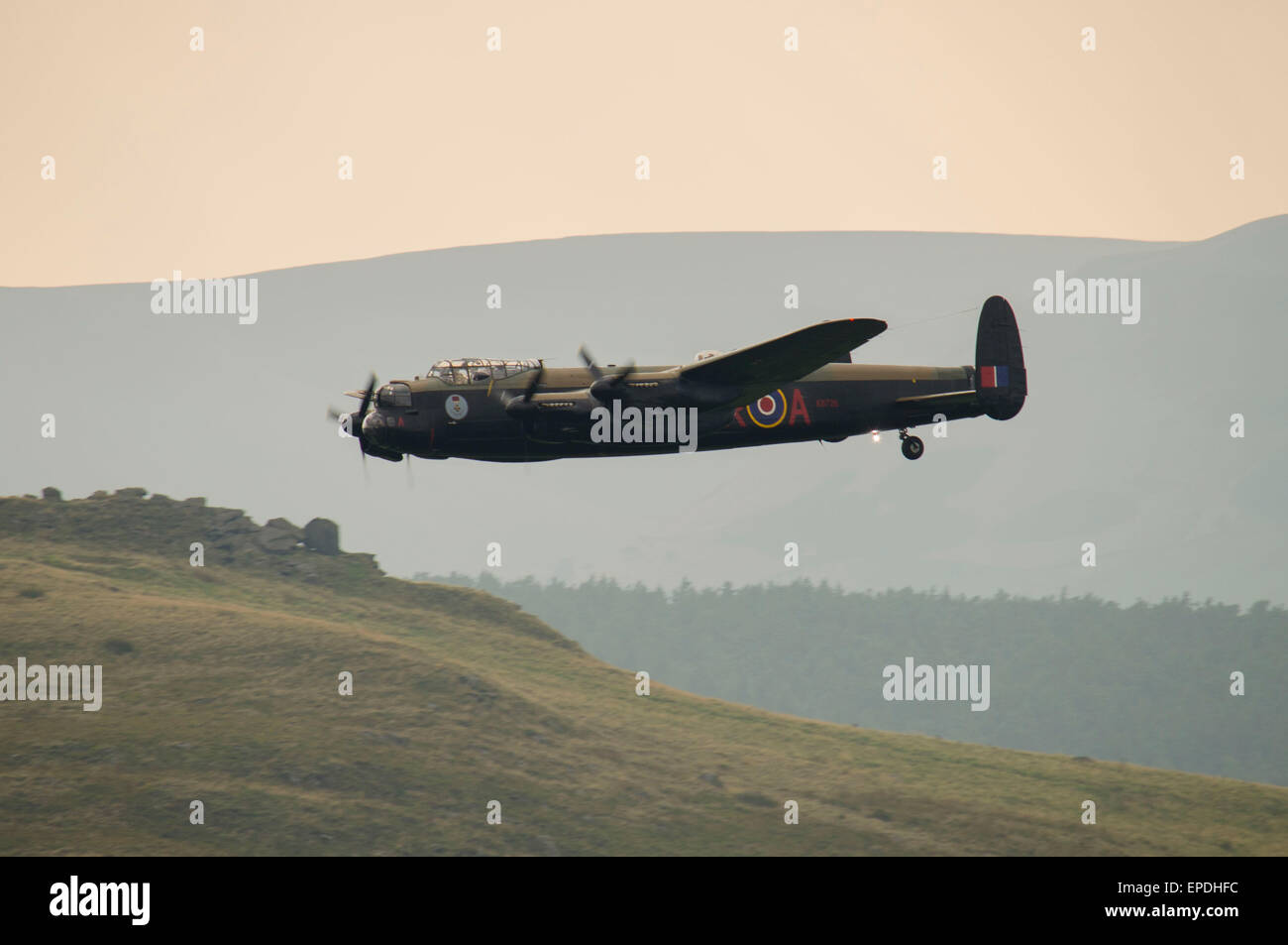 Qui raffigurato è un Avro Lancaster Bomber su un sorvolare nella Derwent Valley vicino al serbatoio Ladybower. La Lancaster è più Foto Stock