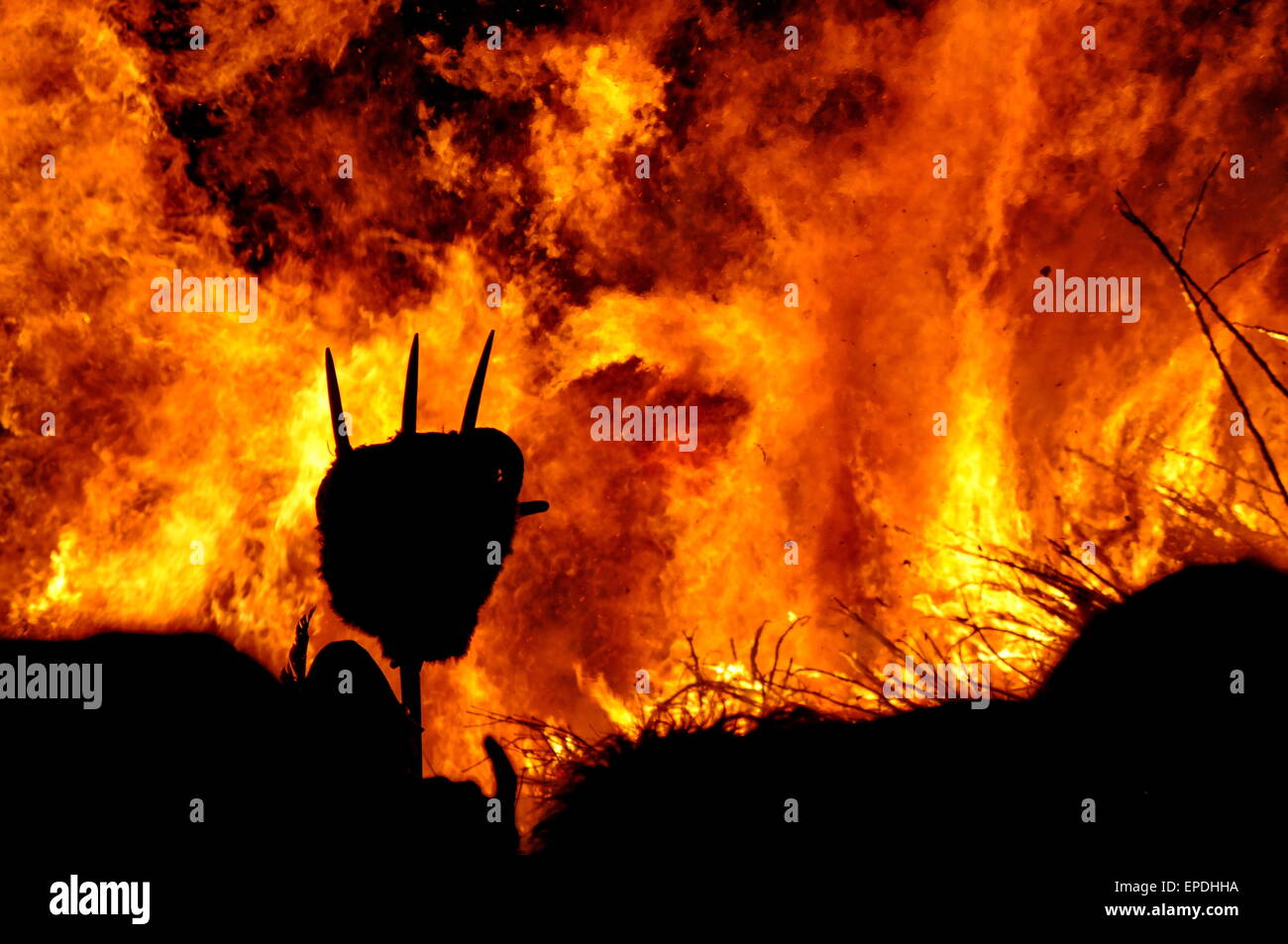 Un fuoco che brucia e una forcella Foto Stock