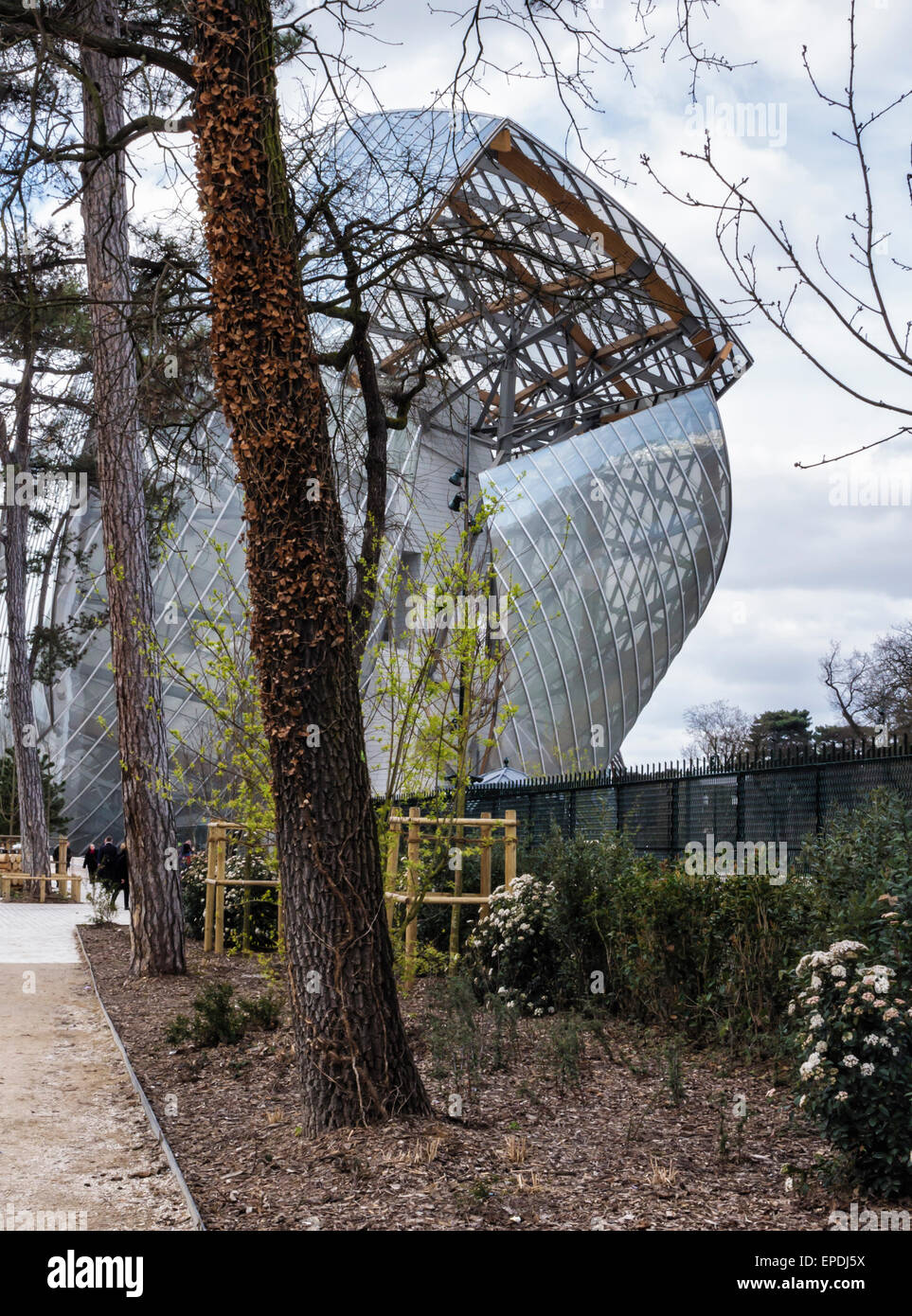 Fondazione Louis Vuitton galleria d'arte contemporanea a Parigi. Moderno in acciaio e vetro architettura di architetto Frank Gehry Foto Stock