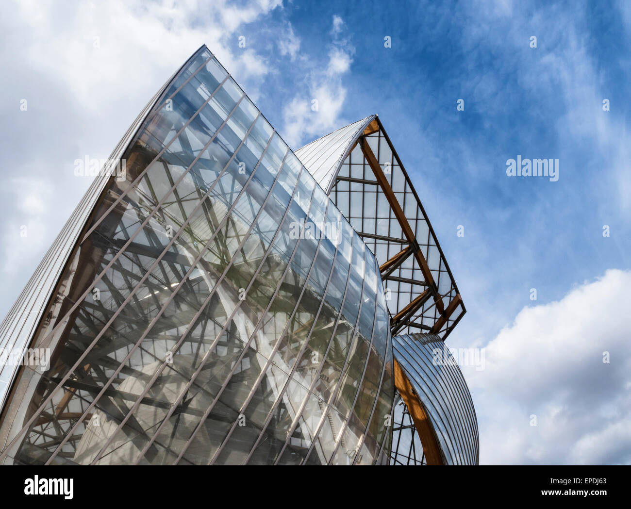 Fondazione Louis Vuitton galleria d'arte contemporanea, Parigi. Dettaglio del tetto, moderno edificio in acciaio e vetro da architetto Frank Gehry Foto Stock