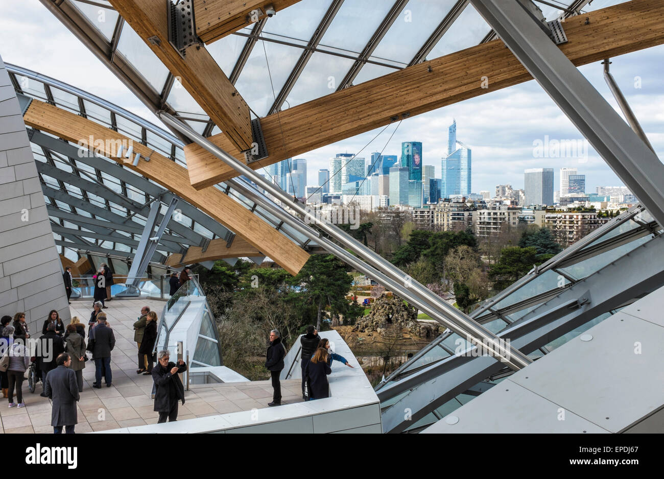 Fondazione Louis Vuitton galleria d'arte moderna di Parigi. Vista di Parigi dalla terrazza sul tetto dell'edificio dall'architetto Frank Gehry Foto Stock