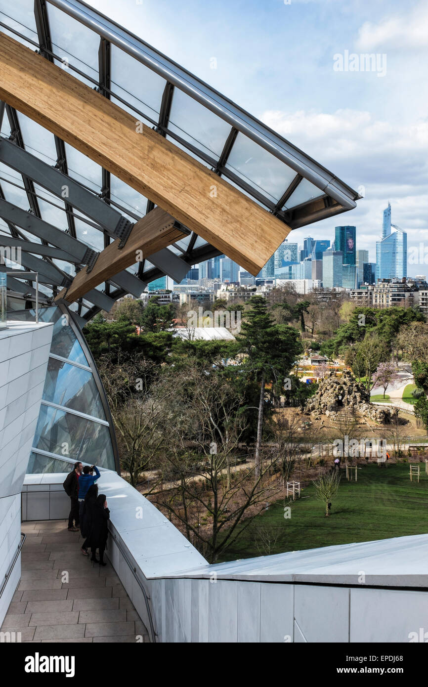 Fondazione Louis Vuitton galleria d'arte terrazza sul tetto a Parigi. Le persone guardano a vista dello skyline di Parigi e Jardin d'Acclimatation Foto Stock