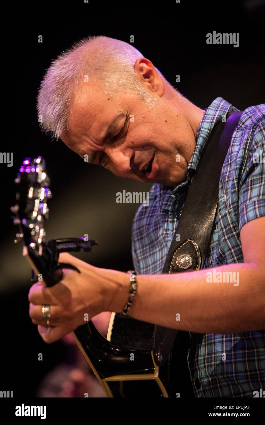 Cambiano d'Agogna Italia. 16 maggio 2015. L'Italiano folk-rock il cantautore Davide Van De Sfroos suona dal vivo presso il club della musica fenomeno durante il 'Van De Estaa Tour 2015' Credit: Rodolfo Sassano/Alamy Live News Foto Stock