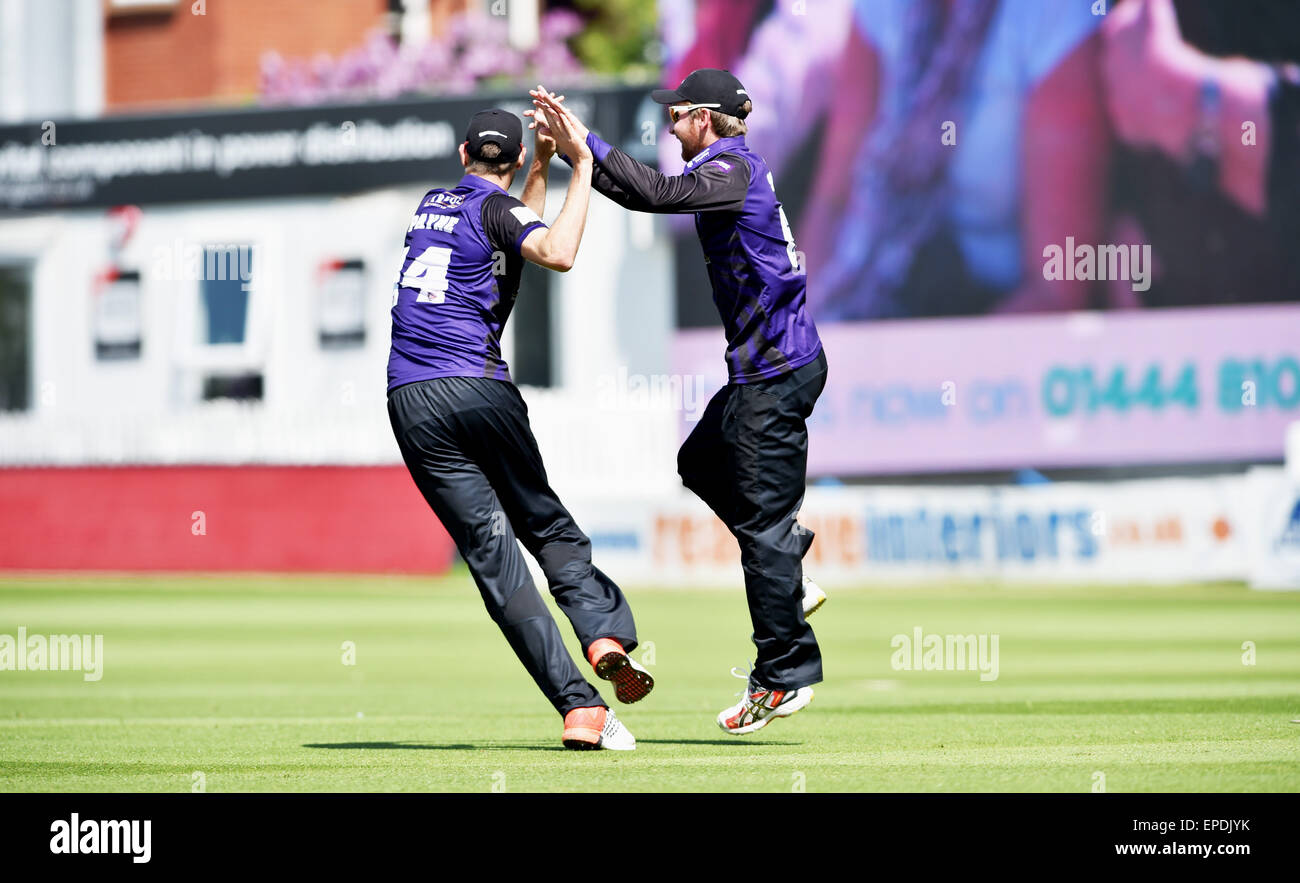 Hove, Brighton, Regno Unito. Il 17 maggio 2015. Gloucestershire del David di Payne e Jack Taylor celebrare dopo aver preso il paletto del Sussex battitore Luke Wright durante la NatWest T20 Blast partita di cricket tra Sussex squali e Gloucestershire a Hove County Ground Credit: Simon Dack/Alamy Live News Foto Stock