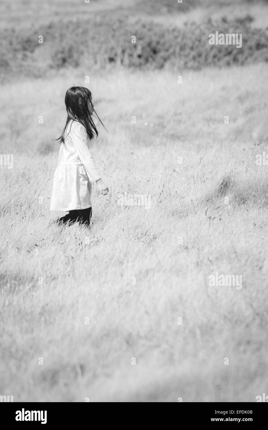 Infrarossi - giovane ragazza a piedi a Freshwater Cliffs a Isle of Wight, Hampshire UK nel mese di maggio Foto Stock