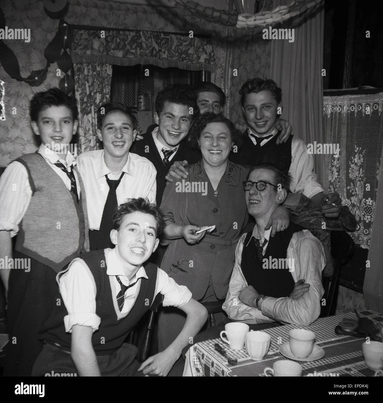 1950, storico, felice il Padre e la madre nella loro camera anteriore con un gruppo di ragazzi adolescenti. Foto Stock