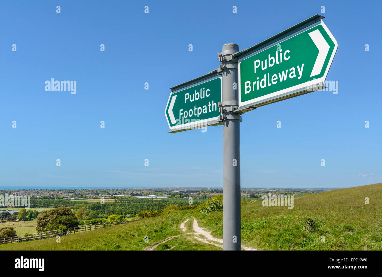 Sentiero pubblico e cartello di collegamento pubblico su una collina a Highdown Hill sul South Downs in West Sussex, Inghilterra, Regno Unito. Foto Stock