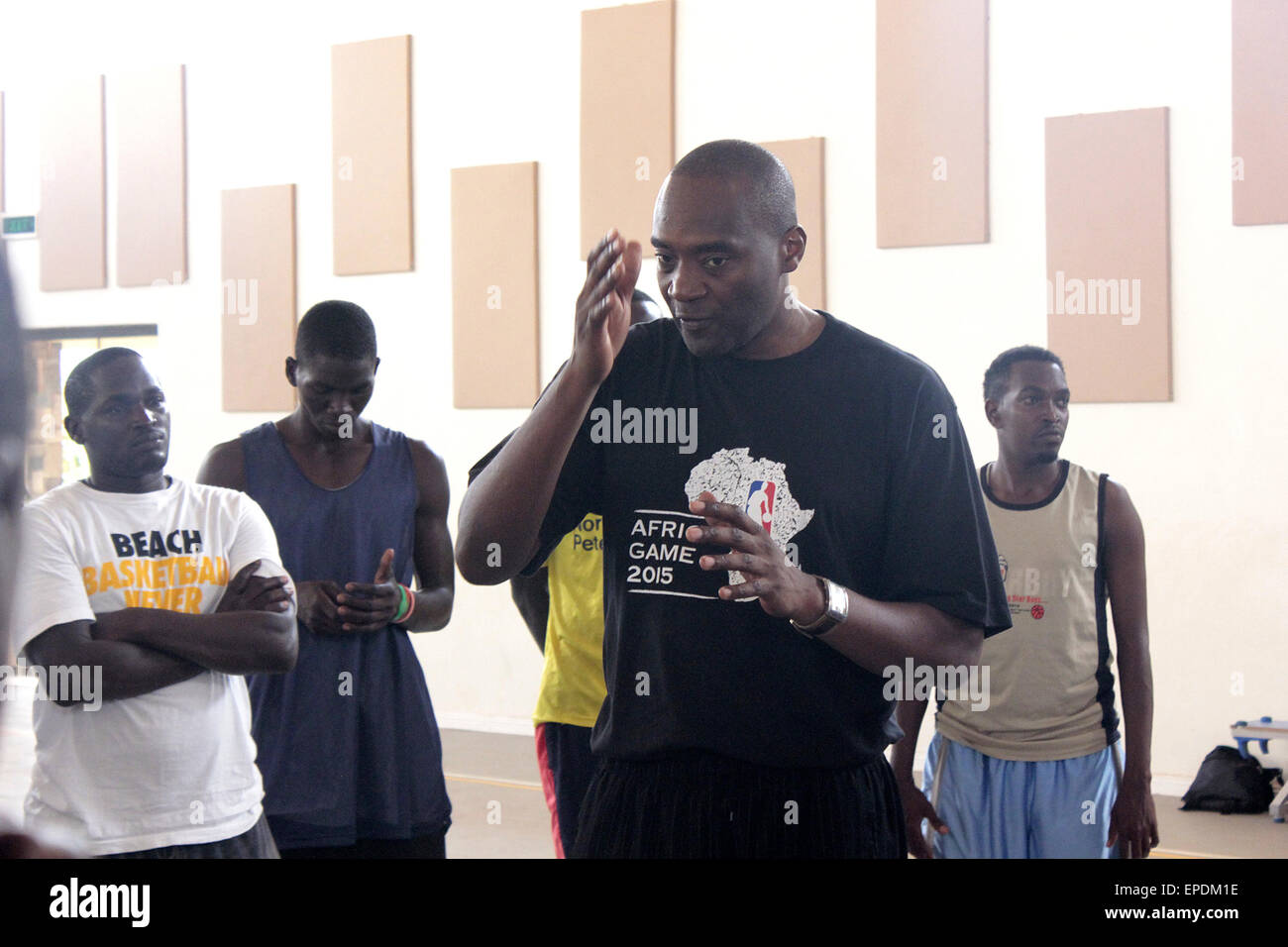 Kampala, Uganda. Il 17 maggio 2015. South African basketball coaching istruttore Kita Mutungula (centro) dà suggerimenti in Uganda per allenatori e giocatori durante l'NBA Africa clinica di Kampala. Gli Stati Uniti sponsorizzato programma di coaching è finalizzato a diffondere la pallacanestro alle comunità locali in Africa. Credito: Sansone Opus/Alamy Live News Foto Stock