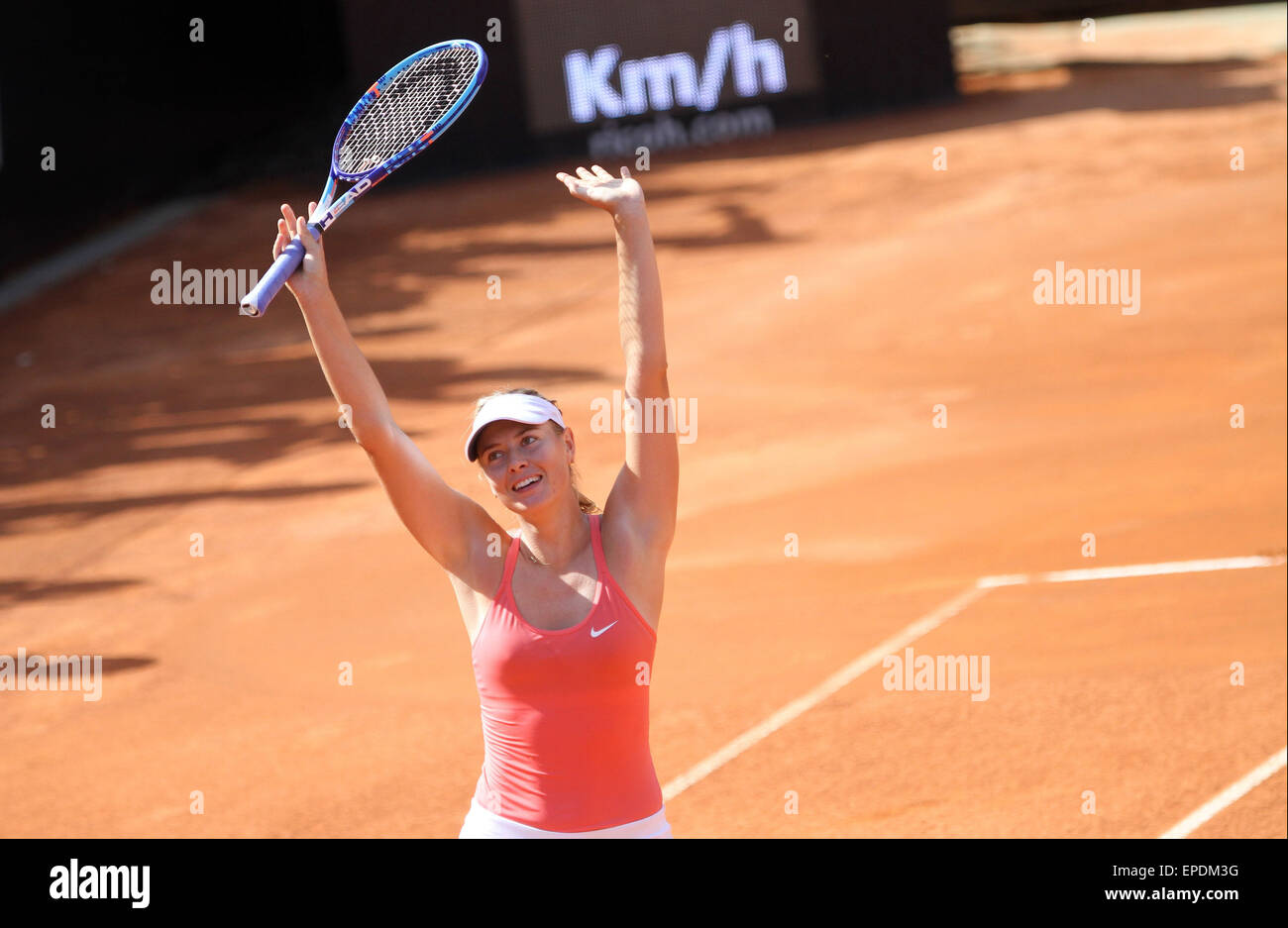 Italia, Roma: Maria Sharapova della Russia celebra dopo aver vinto la sua partita contro Carla Suarez Navarro della Spagna durante le singole di partita finale WTA Open di tennis del torneo al Foro Italico, il 17 maggio 2015 a Roma. Foto Stock