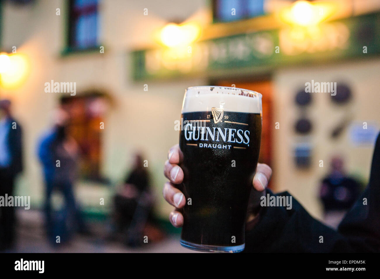 Bere,avente,a,pinta di Guinness,all'esterno, Pepe's Bar,Feakle,musica,fiddle,folk, Festival,Agosto. County Clare, Irlanda, Europa.,il giorno di San Patrizio, Foto Stock