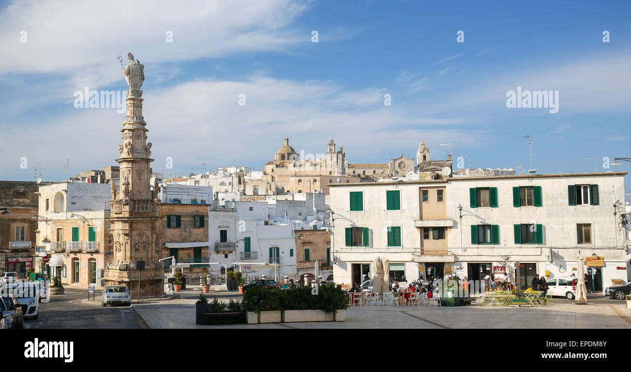OSTUNI, Italia - 14 Marzo 2015: vista sulla Statua di San Oronzo e la Città Vecchia di Ostuni, Puglia, Italia. Foto Stock