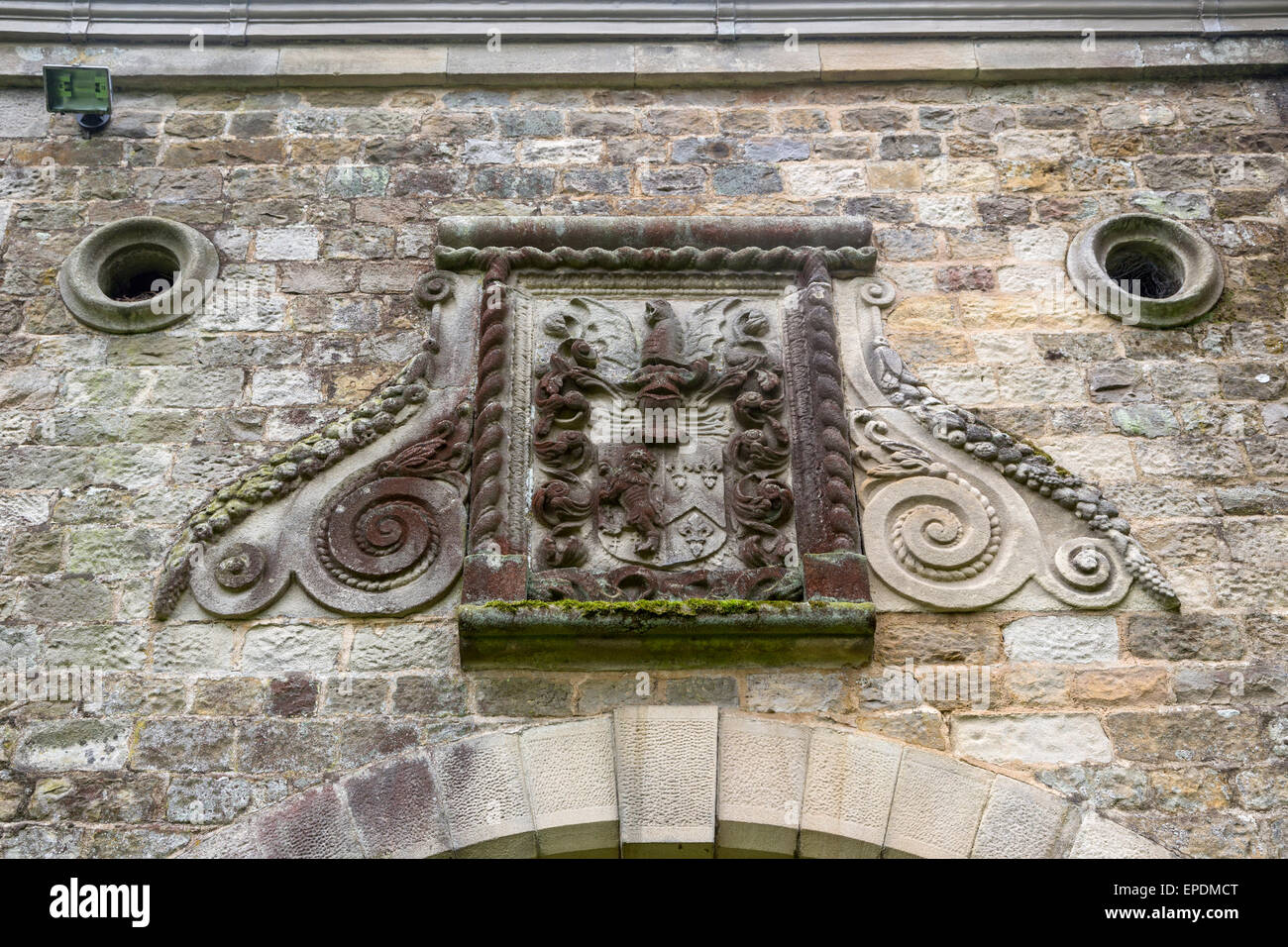 Regno Unito, Inghilterra, Yorkshire. Stemma scolpito in pietra sopra porta di ingresso in una casa di campagna. Foto Stock