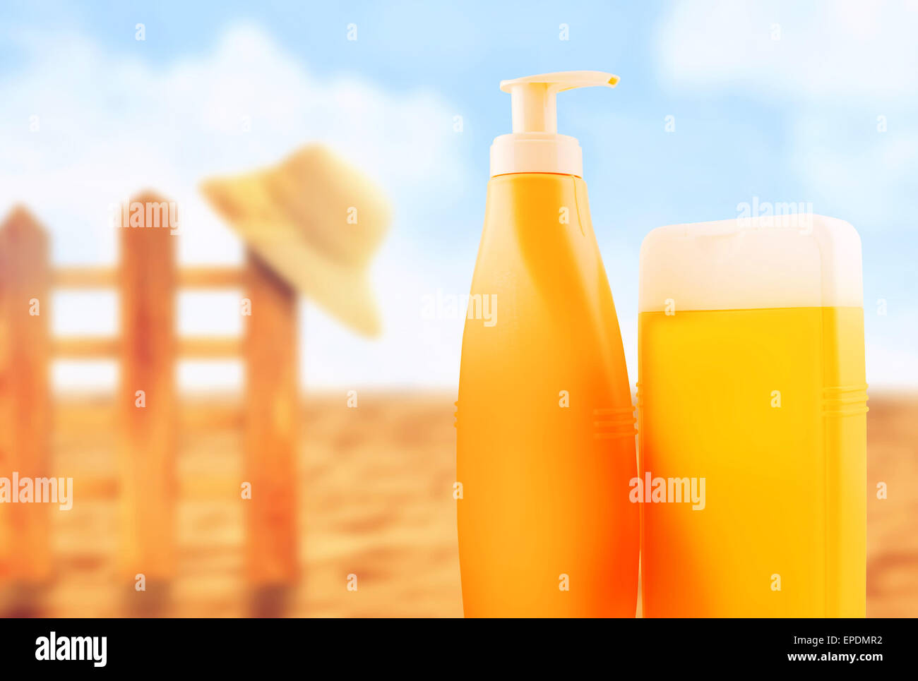 Lozione solare di bottiglie in sabbia sulla soleggiata spiaggia balneare come la copia in bianco lo spazio per testo o grafica Foto Stock