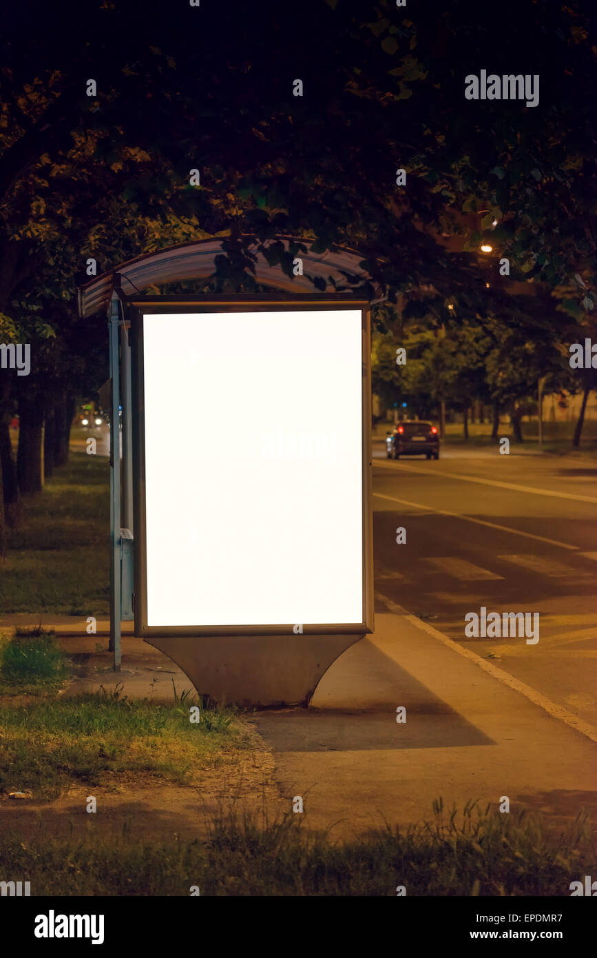 Vuota Stazione Bus Billboard di notte come spazio copia pronta per Mock up Design Foto Stock