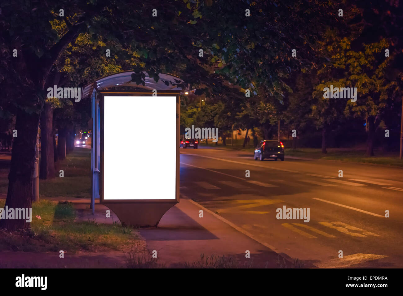 Vuota Stazione Bus Billboard di notte come spazio copia pronta per Mock up Design Foto Stock