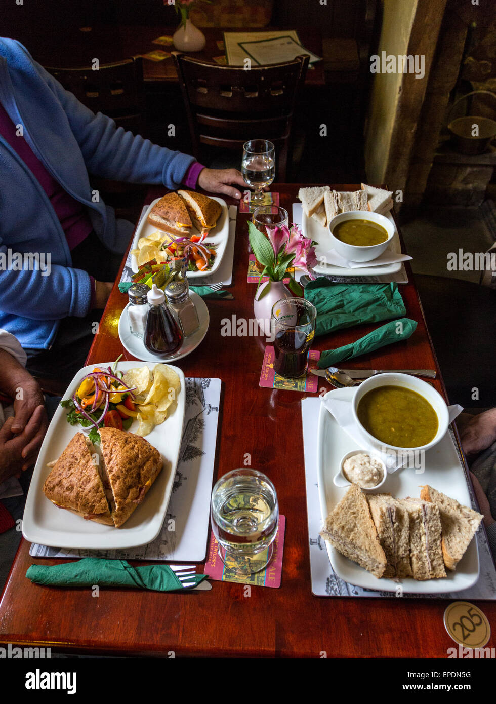 Regno Unito, Inghilterra, Kettlewell, Yorkshire. Pranzo al pub di zuppa, panini e insalata. L'Hotel dei cavalli da corsa. Foto Stock