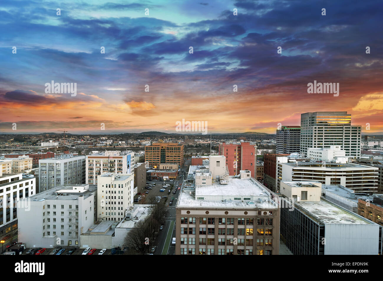 Tramonto su Portland Oregon Downtown Cityscape con cappa Mt nel lontano Foto Stock