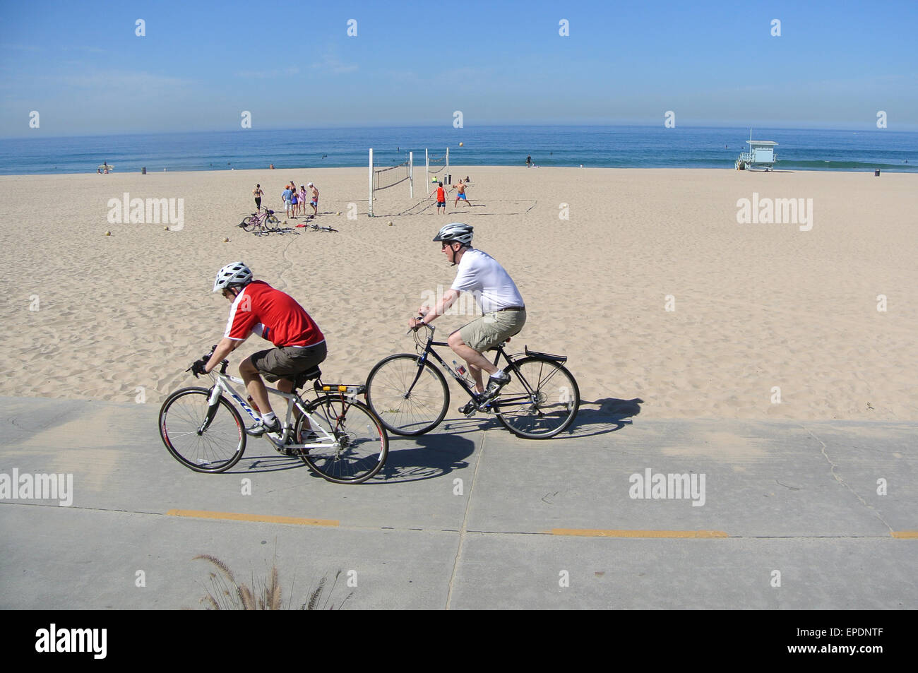 Due ciclisti giro sul trefolo a Manhattan Beach in California Foto Stock
