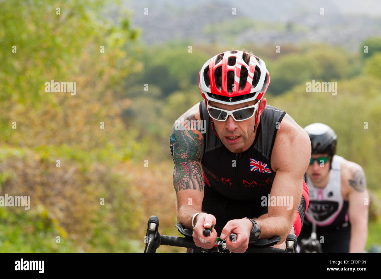 17 maggio 2015, Snowdonia, Gwynedd, Regno Unito. Un esercito britannico concorrente nella Slateman Triathlon che è uno dei più impegnativi Triathlon nel Regno Unito a partire con una nuotata in un lago di montagna, seguita da una gita tra il Galles picchi più alti e una corsa attraverso una cava di ardesia. Foto Stock