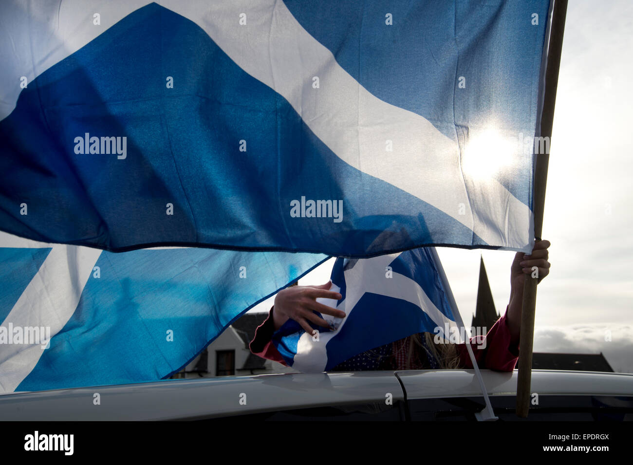 Le elezioni generali del 2015. West Kilbride, Scozia. pre elezione cavalcata, persone saltaires wave (scozzese flags) Foto Stock