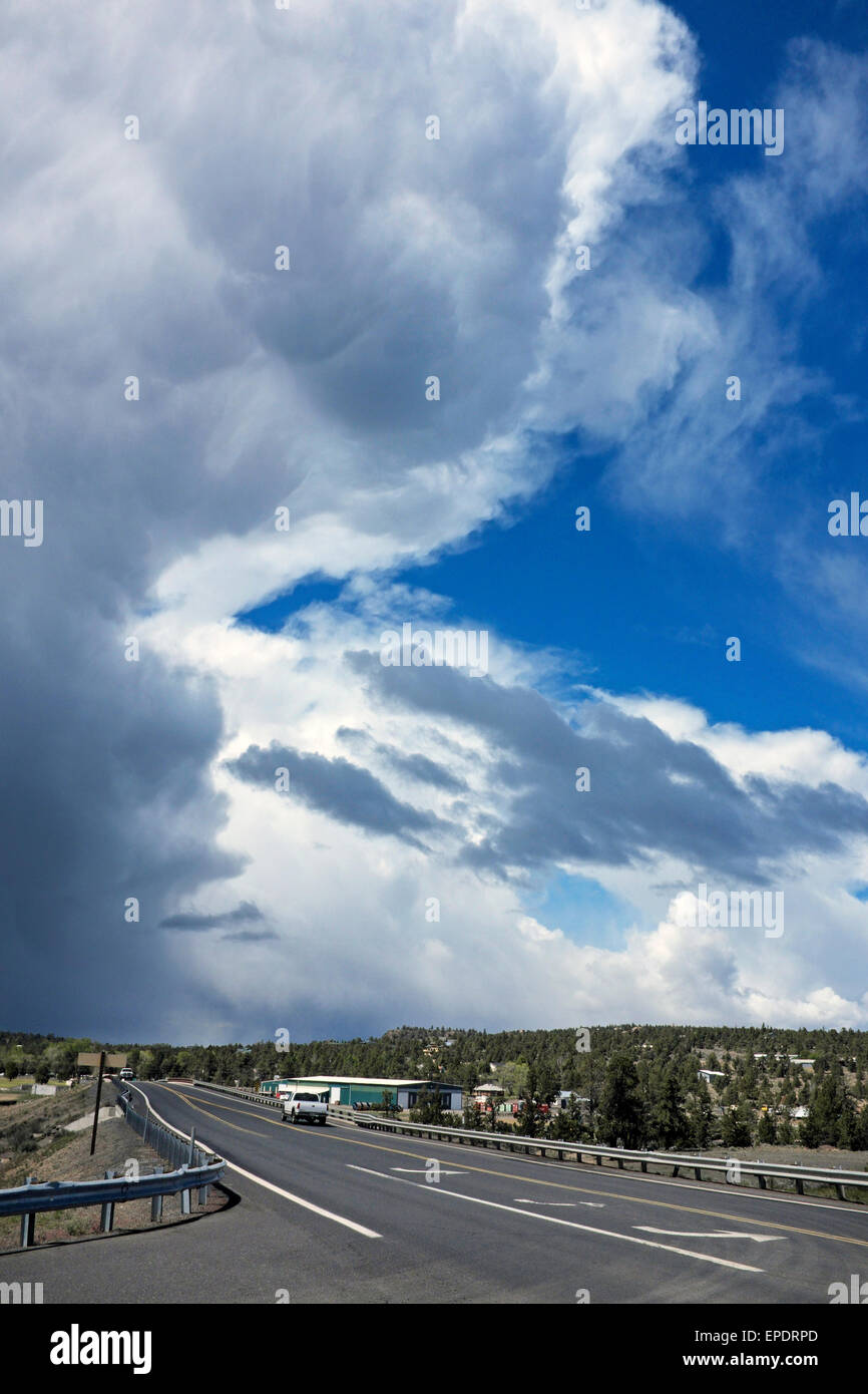 Una gigantesca nube di tempesta forme sopra l'alto deserto di Oregon centrale vicino alla città di piegatura. Foto Stock