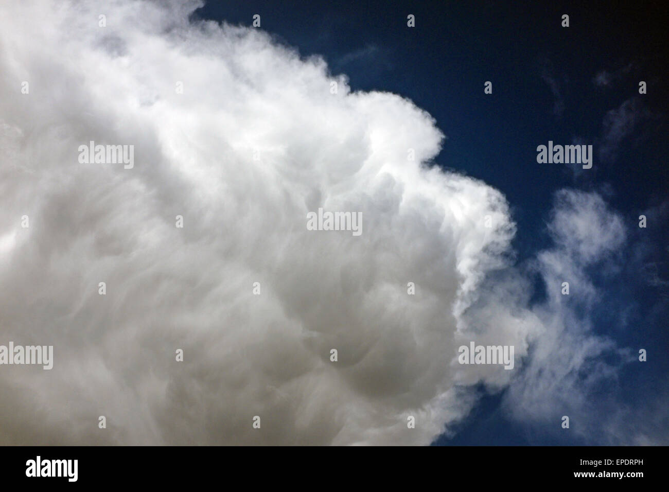 Una gigantesca nube di tempesta forme sopra l'alto deserto di Oregon centrale vicino alla città di piegatura. Foto Stock