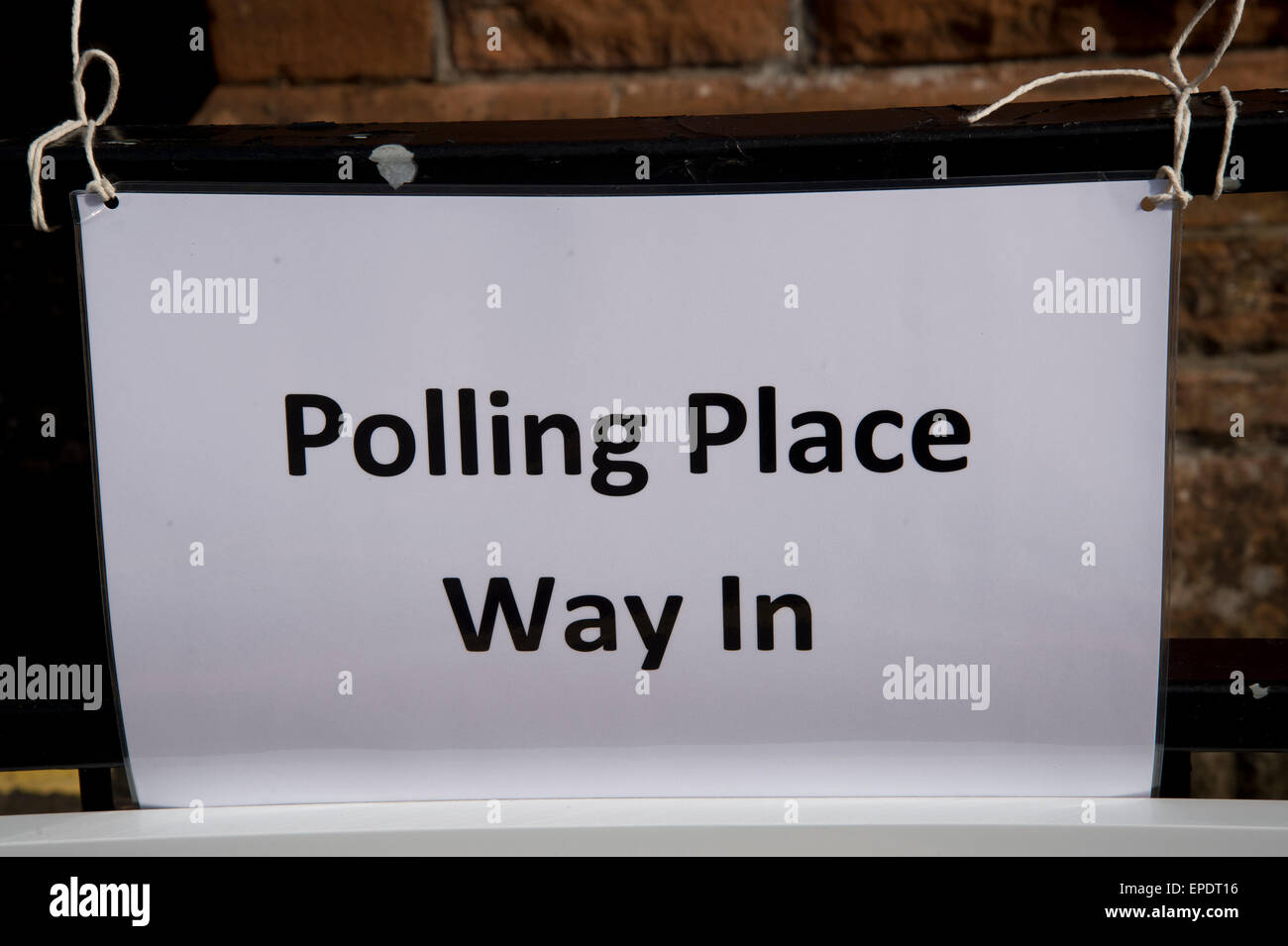 La Scozia, West Kilbride. Segno per stazione di polling, chiamato "Luogo di polling' in Scozia. Foto Stock