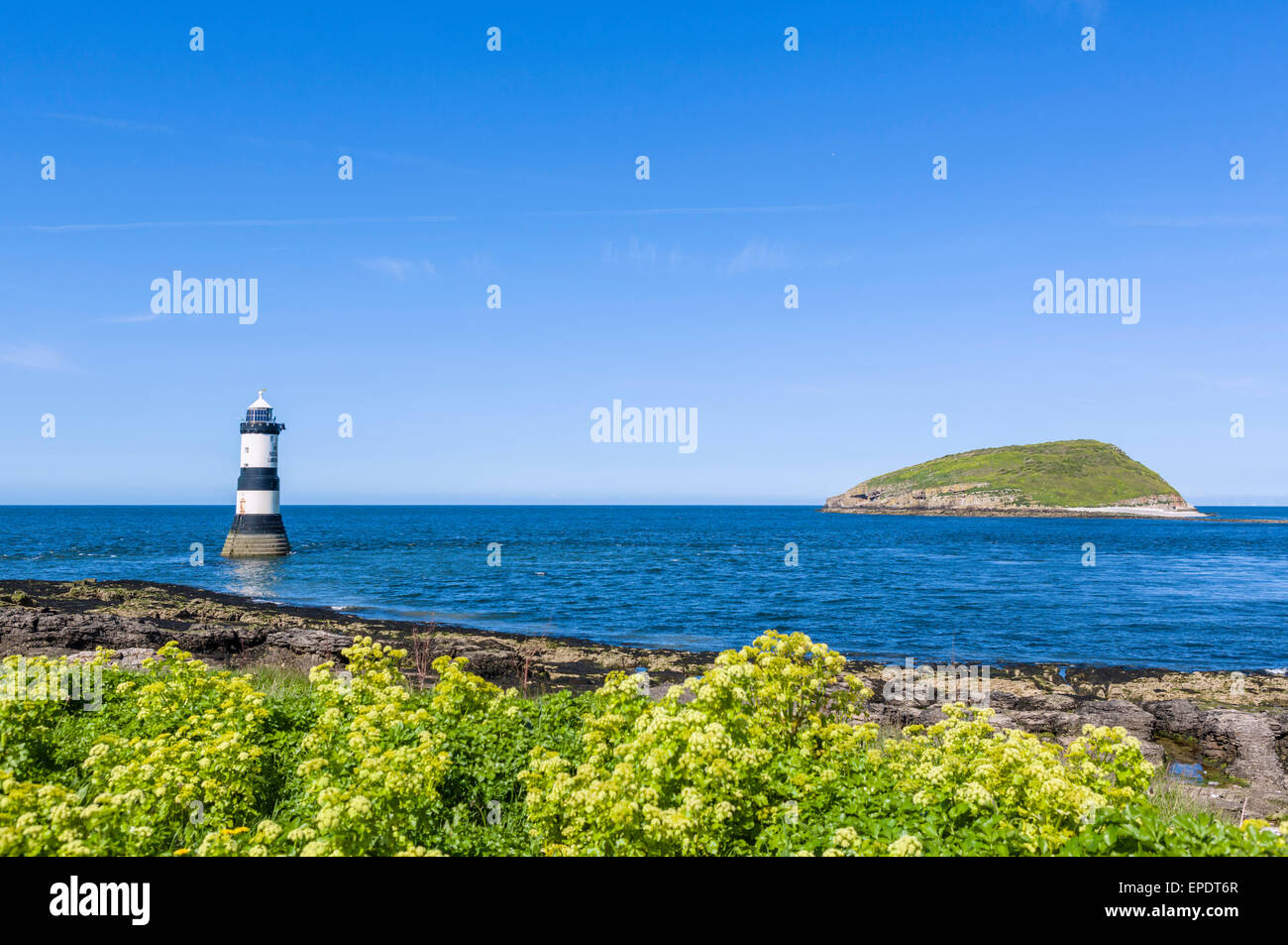 Faro e Puffin Island dal punto di Penmon, Anglesey, Galles, Regno Unito Foto Stock