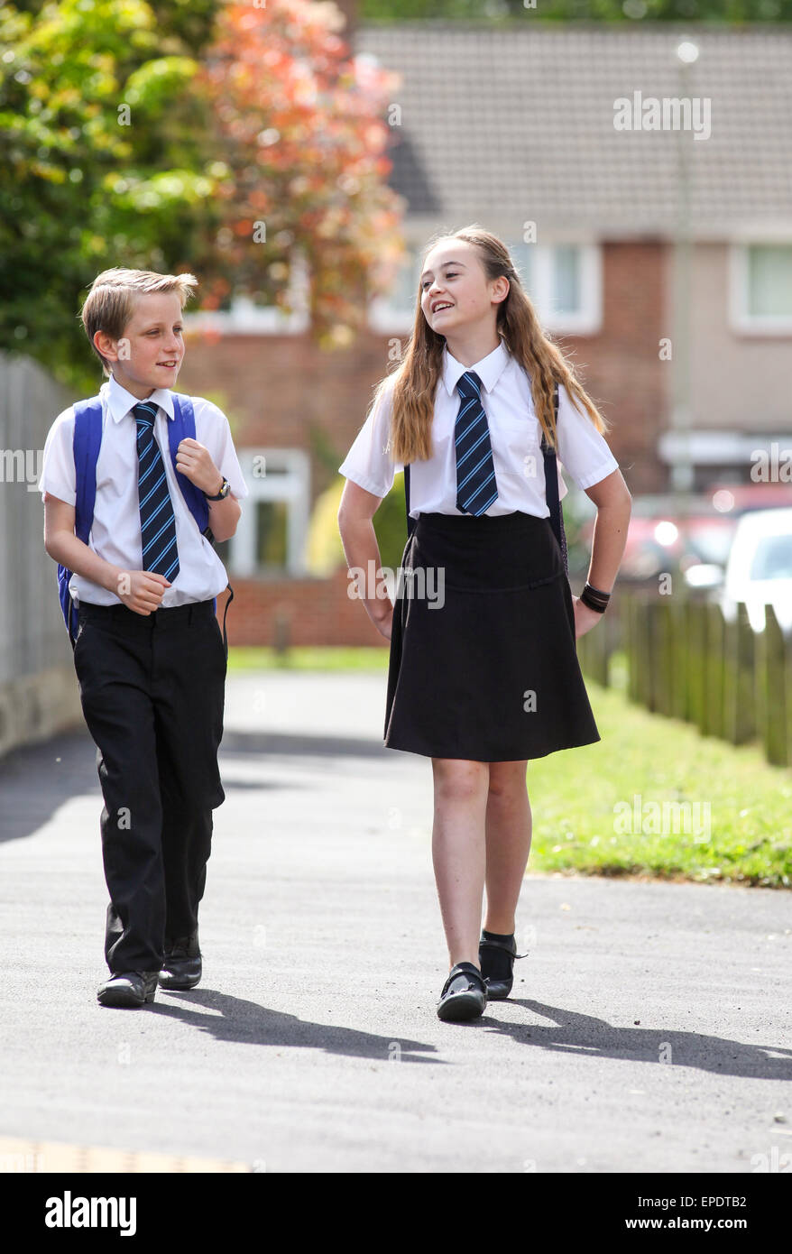 Gli alunni delle scuole in uniforme di andare a scuola a piedi REGNO UNITO Foto Stock