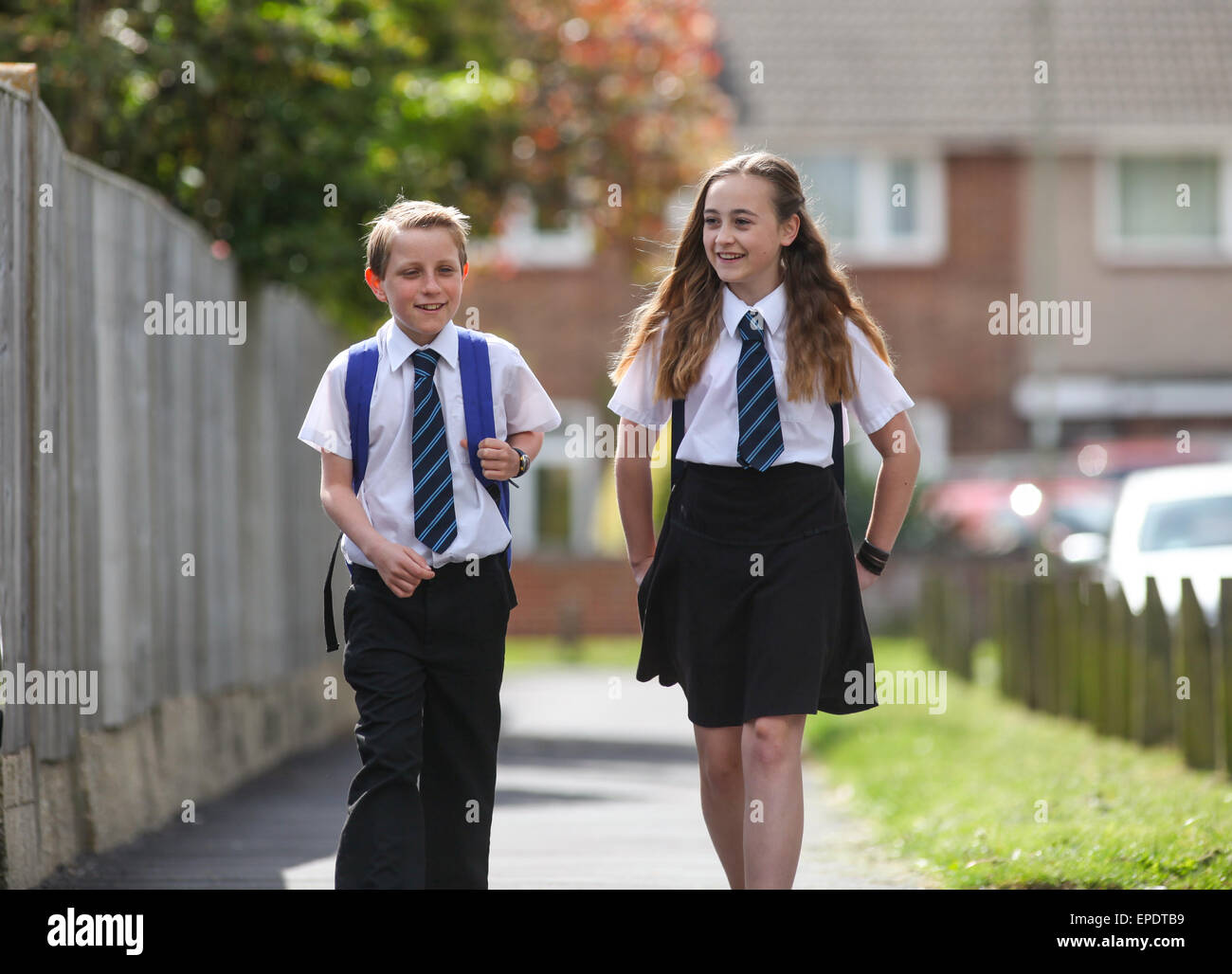 Gli alunni delle scuole in uniforme di andare a scuola a piedi REGNO UNITO Foto Stock