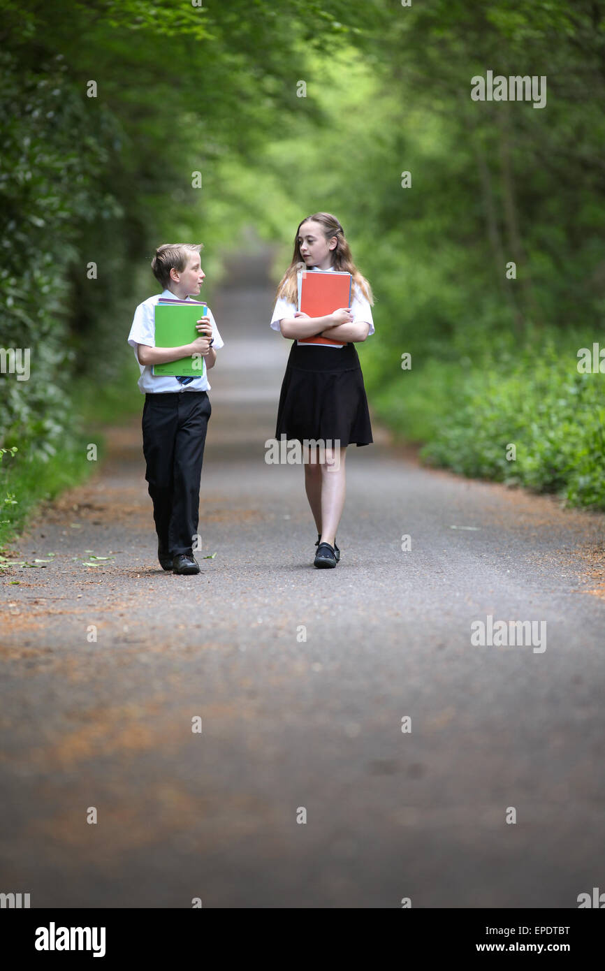 Gli alunni delle scuole in uniforme di andare a scuola a piedi REGNO UNITO Foto Stock