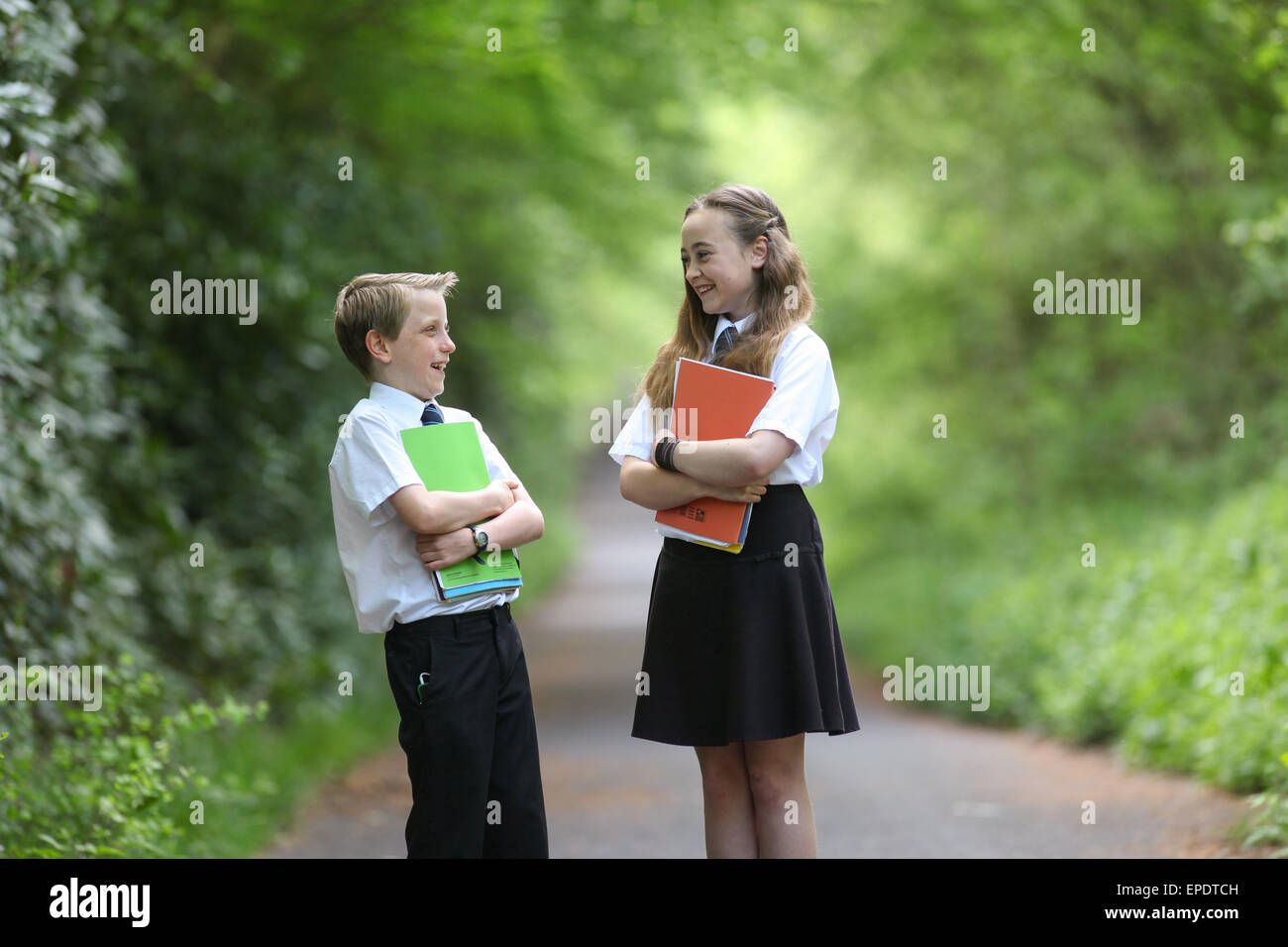 Gli alunni delle scuole in uniforme di andare a scuola a piedi REGNO UNITO Foto Stock