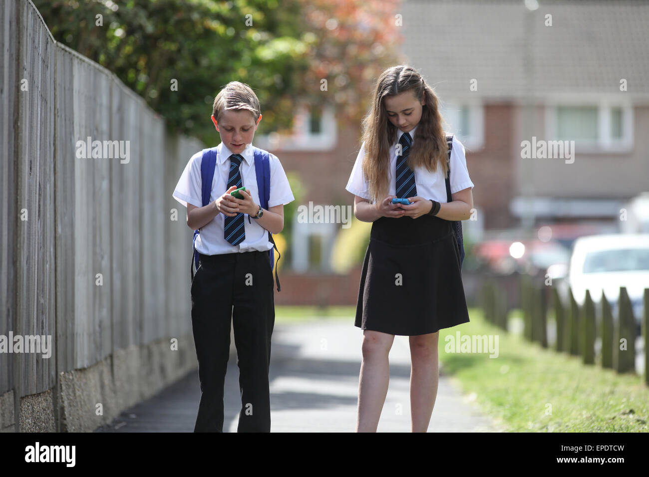 Gli alunni delle scuole in uniforme di andare a scuola a piedi REGNO UNITO Foto Stock