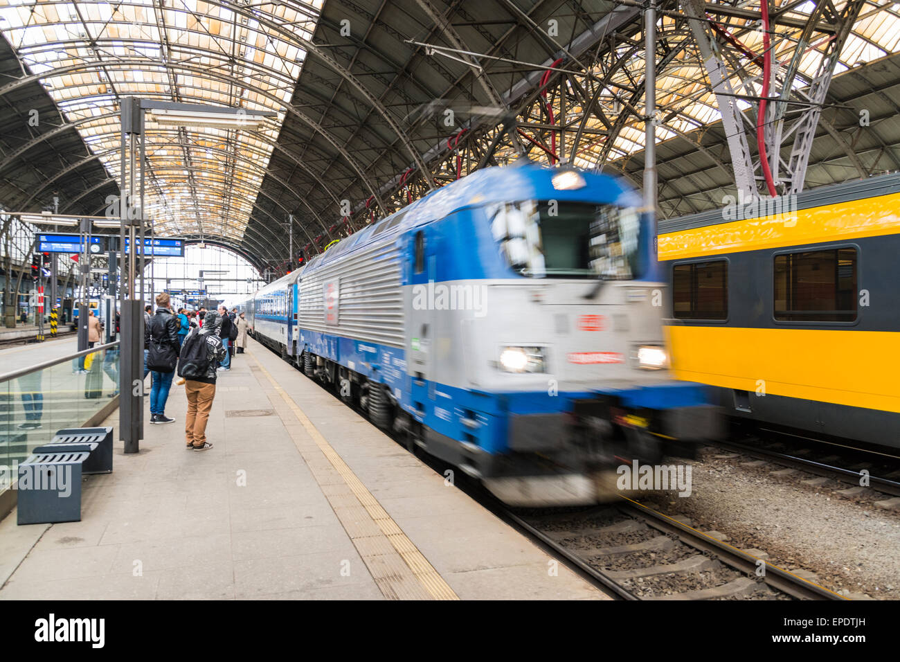 Il treno passeggeri trasportato dall'operatore ferroviario ceco Ceske Drahy arriva alla stazione ferroviaria principale di Praga Foto Stock