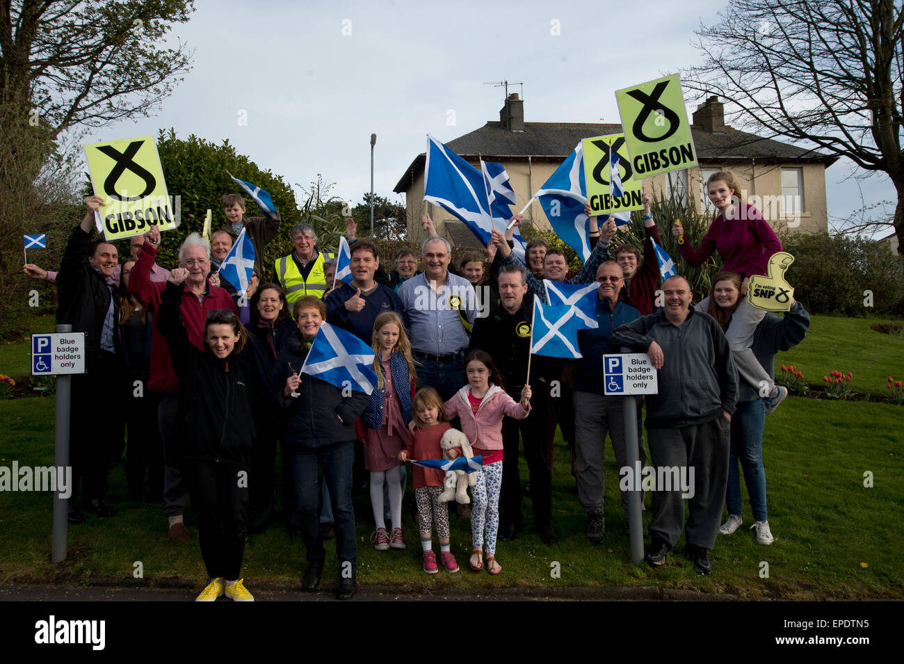I sostenitori del SNP (Partito nazionale scozzese) che hanno preso parte a una vigilia di elezione cavalcata in giro per la città. Foto di gruppo. Foto Stock