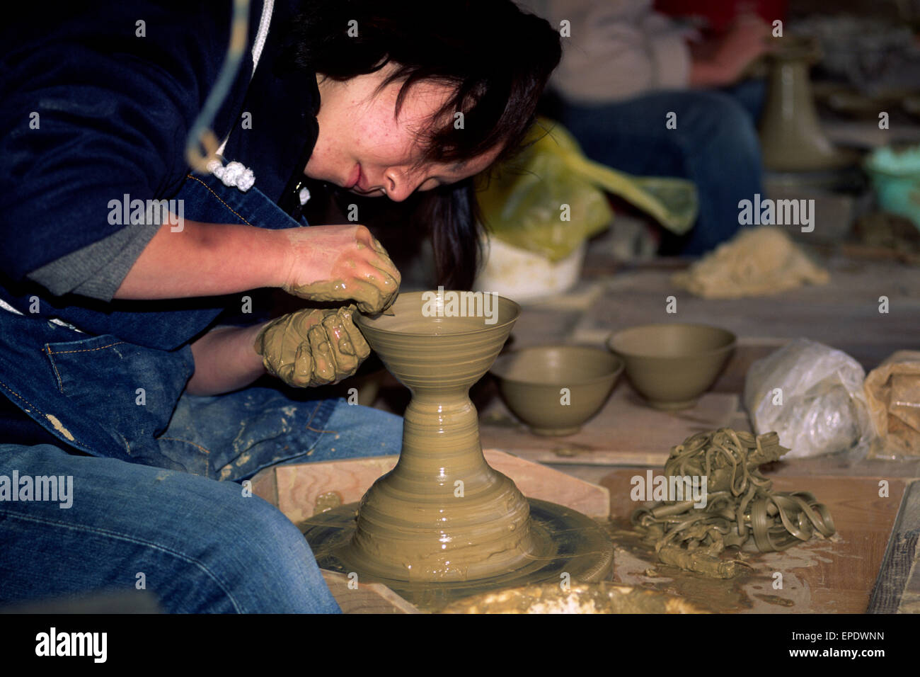 Giappone, prefettura di Ibaraki, Kasama, laboratorio di ceramica, ruota di vasaio Foto Stock