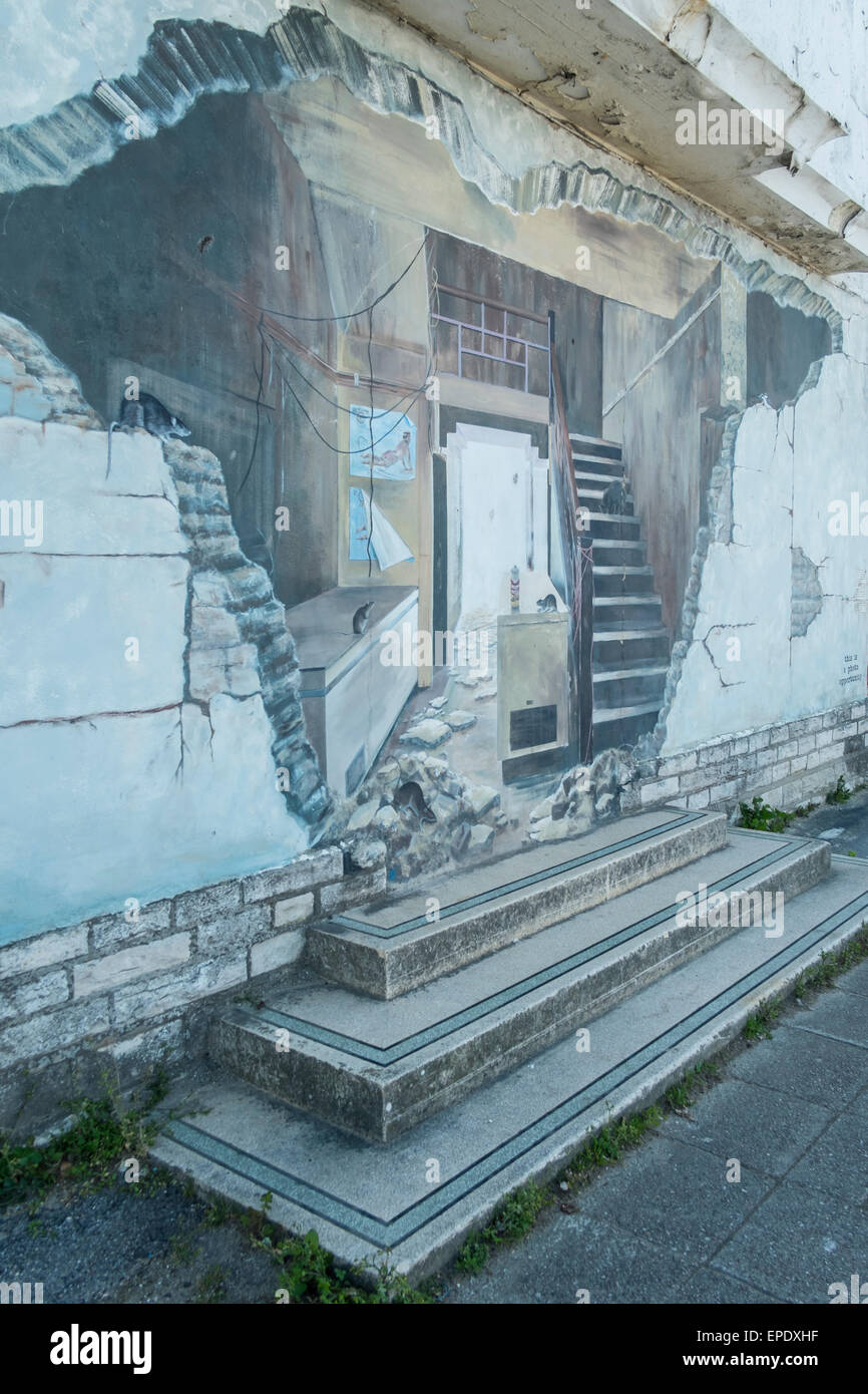 Murales dipinti sul lato del molo fatiscente edificio di testa. Il lungomare, Swanage. Il Dorset. Regno Unito Foto Stock