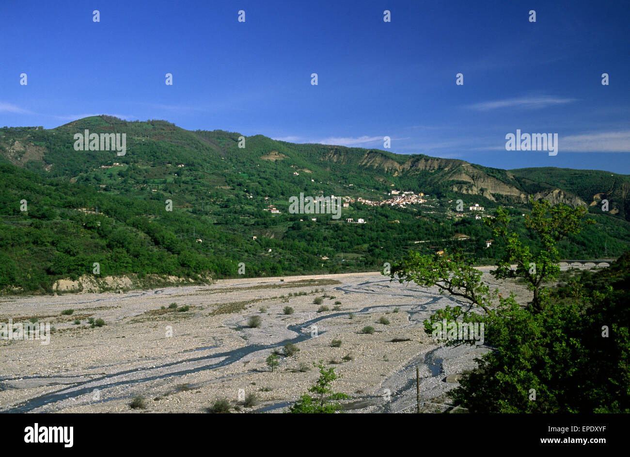 Italia, Basilicata, Parco Nazionale del Pollino, fiume Sarmento e San Costantino Albanese Foto Stock