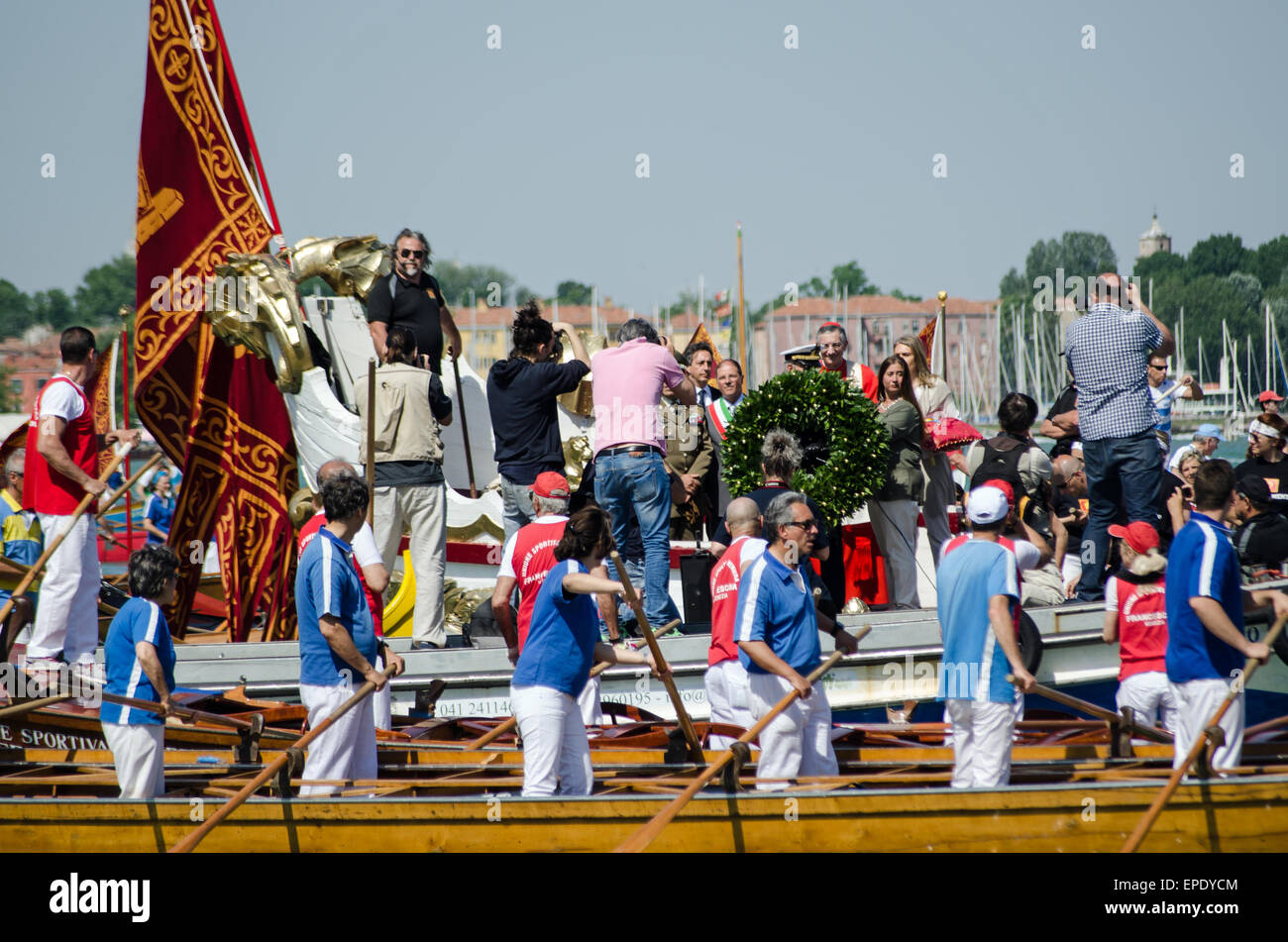 Venezia, Italia - 17 Maggio 2015: una grande corona di fiori gettati in laguna nel matrimonio del mare cerimonia al Lido di Venezia Foto Stock