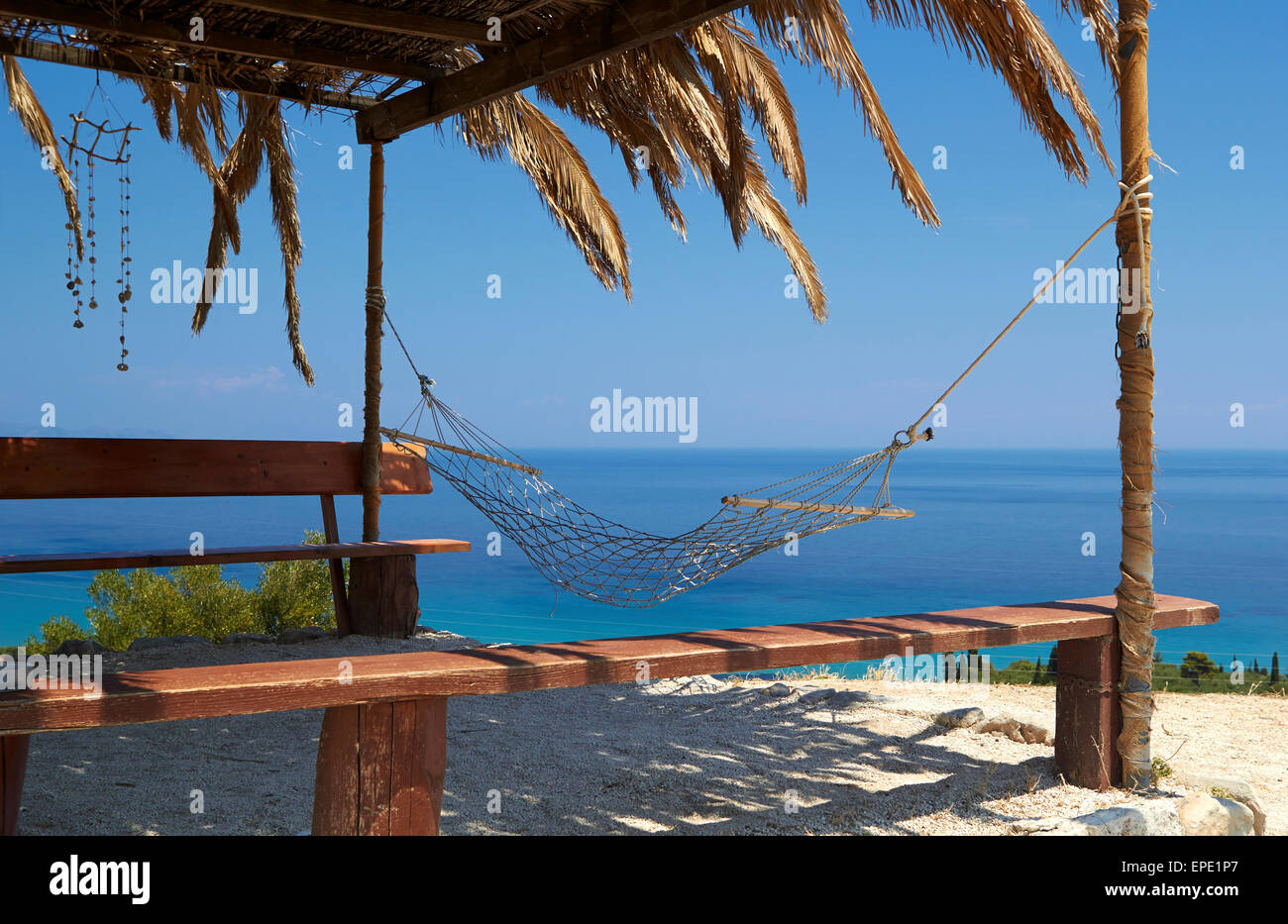 Swing amaca su una spiaggia tropicale - sfondo di vacanza Foto Stock