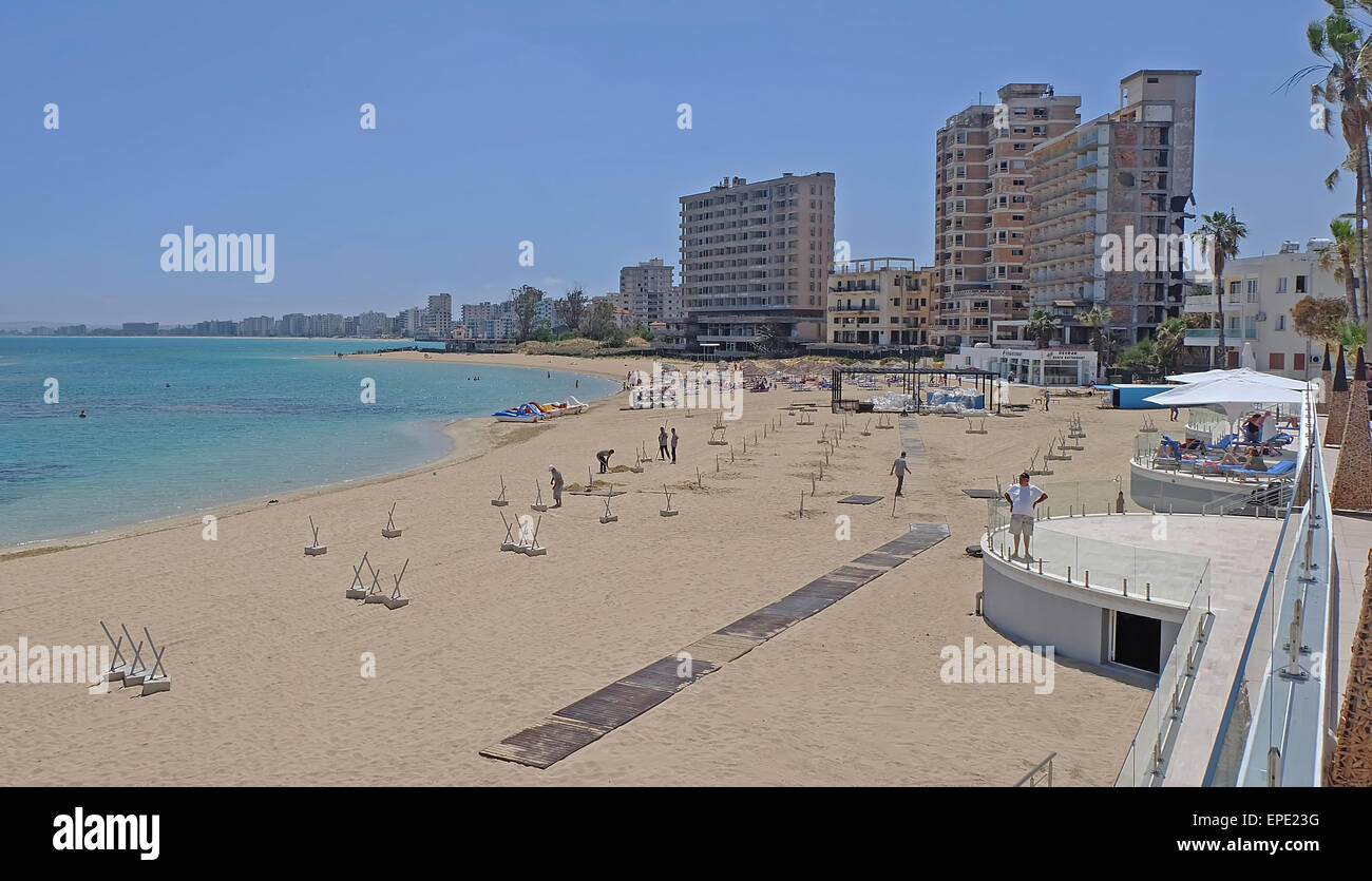 Alberghi abbandonati cordoned fuori sulla spiaggia di Famagosta Cipro Foto Stock